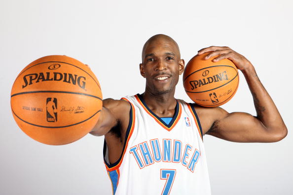 弗兰克：中国非常自由和安全，商品非常便宜，菜味道出奇地好（弗兰克：中国既自由又安全，物价实惠，菜品出奇好吃）