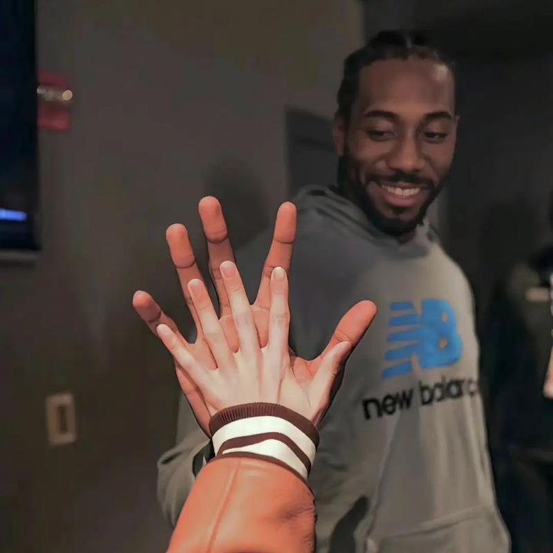 一波三折！邮报：曼联前锋谢什科因食物中毒，复出再次推迟（邮报：谢什科食物中毒，曼联前锋复出计划再度延后）