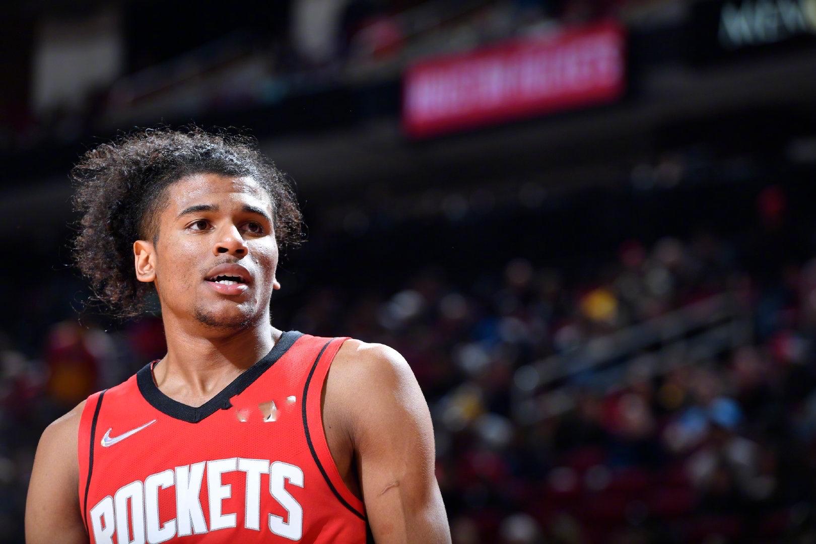 启蒙教练：维尼修斯一直有点叛逆，他应该学会控制和收敛脾气（启蒙教练：维尼修斯有叛逆一面，应学会情绪控制与收敛）