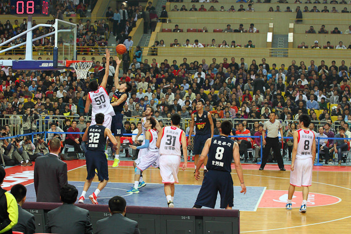 混团世界杯：梁靖崑单打告负莎头双打得分 中国8-2法国（混团世界杯战报：中国8-2胜法国，梁靖崑单打憾负，莎头双打建功）